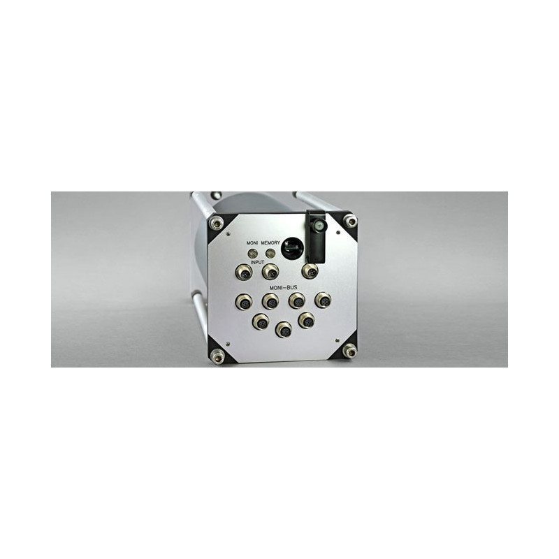 Sistema de adquisición de datos MONI-DA: cara posterior que muestra la ranura para una tarjeta microSD, zócalos para entrada, di