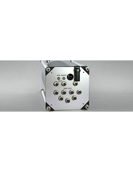 Sistema de adquisición de datos MONI-DA: cara posterior que muestra la ranura para una tarjeta microSD, zócalos para entrada, di